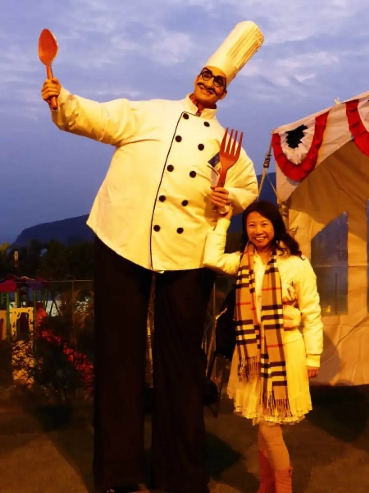Cooking chef on stilts for hong kong golf club event entertainment