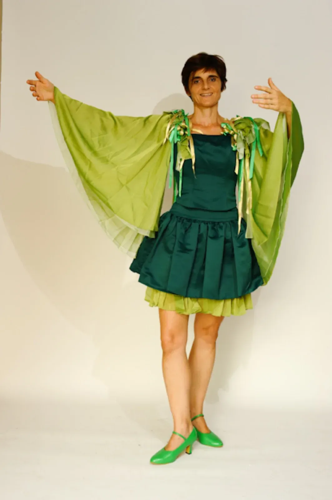 Green sleeves costume to hire for dancer in hong kong