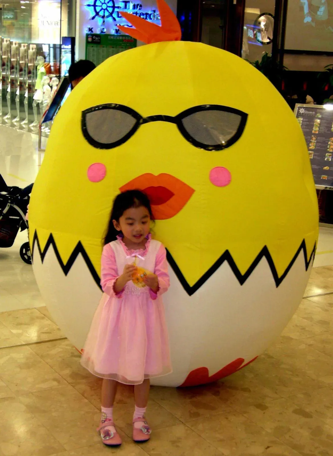 hong Kong inflated chicken in Egg mascot for Easter promotion entertainment