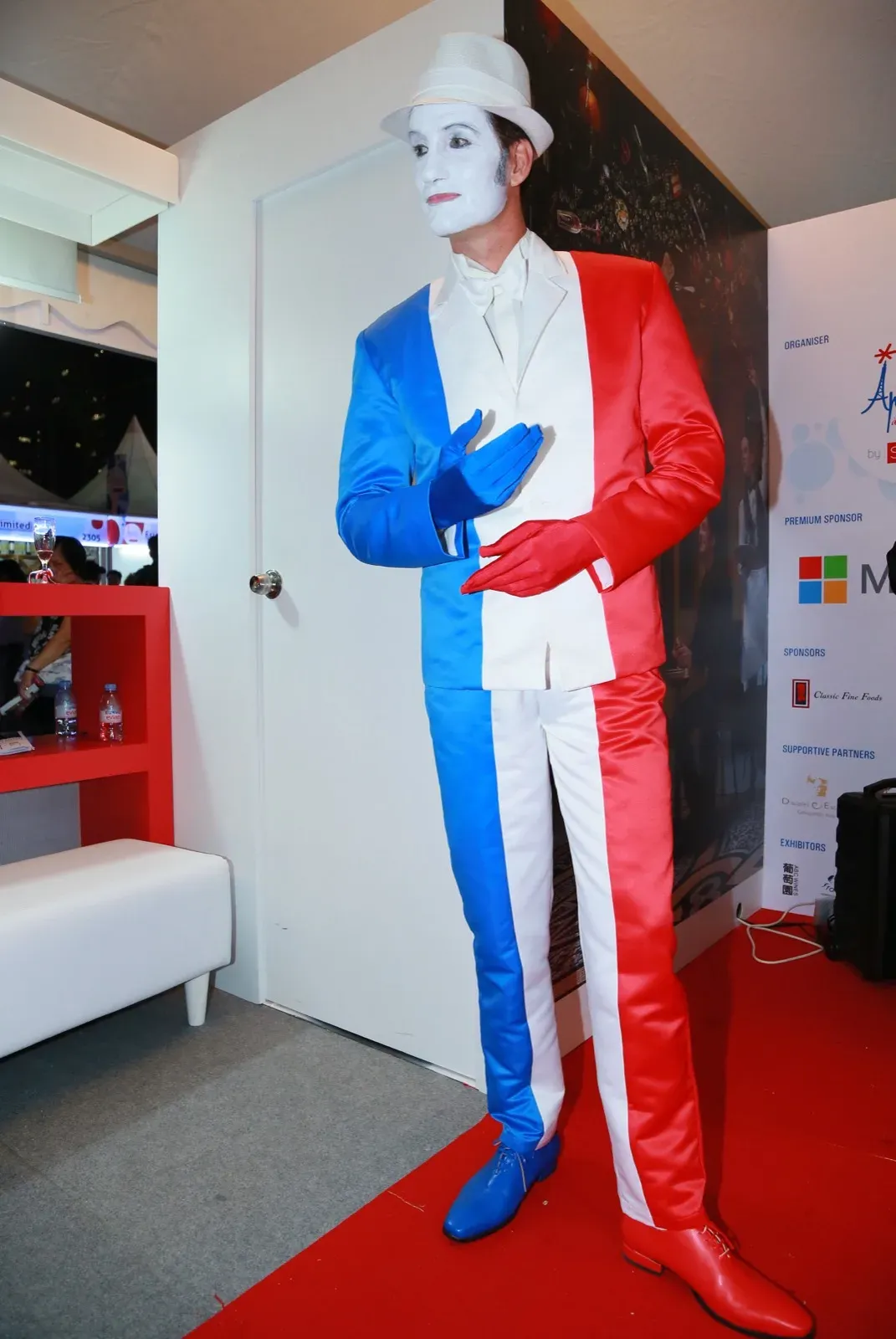 hong kong tricolor French performer as living statue mime