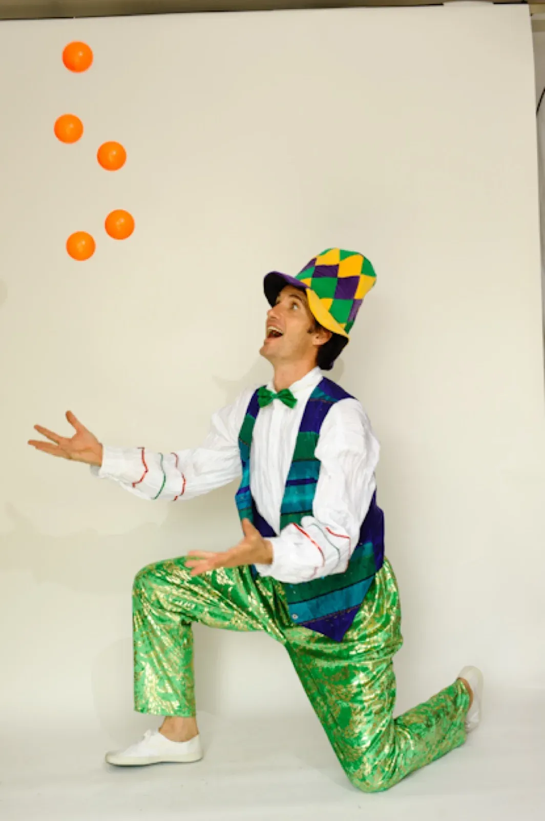 Juggler white & green costumer to hire in Hong Kong for event & party