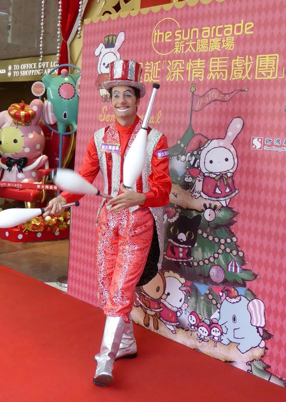 Juggling performer in hong kong shopping mall Christmas event