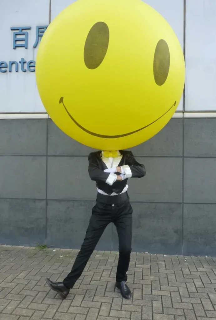 Smiley balloon face mascot in hong kong greet guests for cocktail