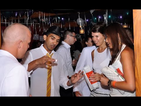 CLOSE-UP MAGICIAN FOR EVENTS - far
