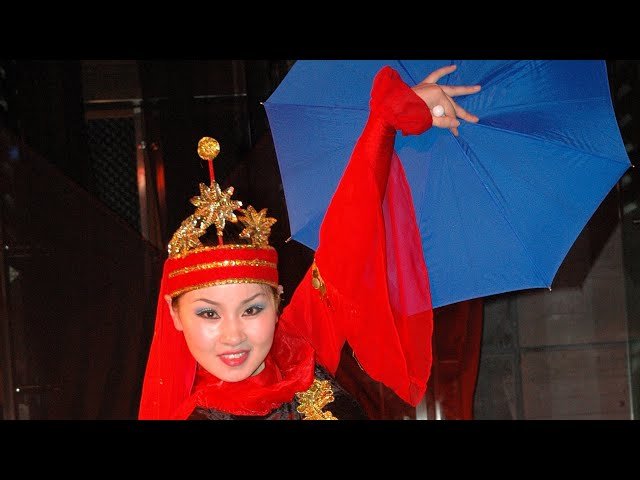 UMBRELLA MAGIC PERFORMANCE BY AWARD WINNING MAGICIAN LADY FROM CHINA