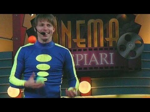 STREET PERFORMER WITH 7 BALLS JUGGLING & UNICYCLE SKILLS