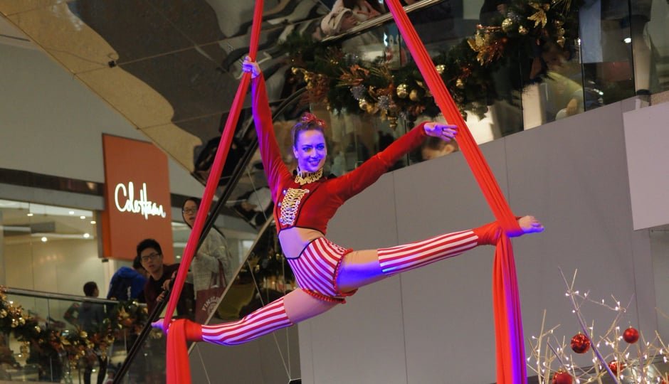 AERIAL SILK ACT FOR CHRISTMAS SHOW PERFORMANCE IN HONG KONG MALL