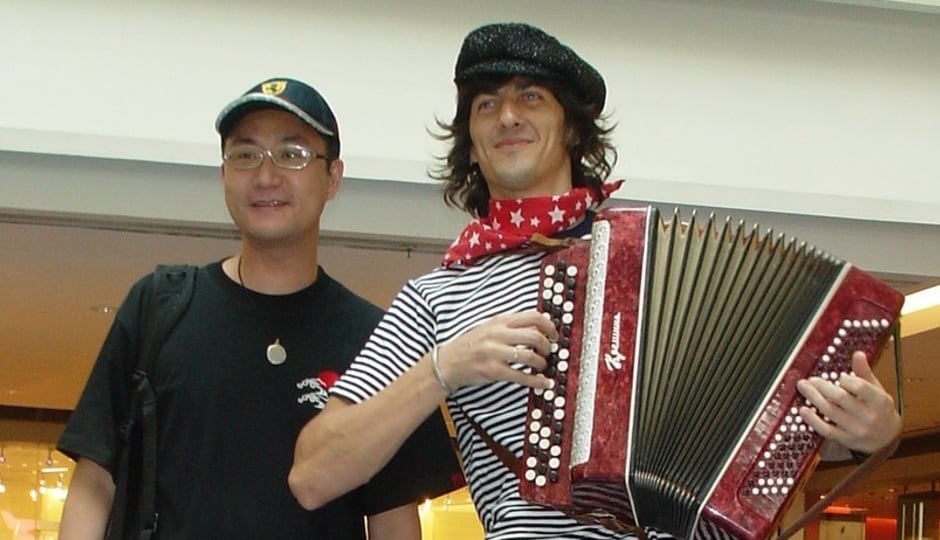 FRENCH MUSIC ACCORDION PLAYER IN HONG KONG