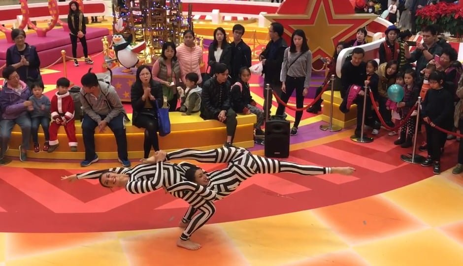 HAND TO HAND DUO FEMALE ACROBATS IN HONG KONG MALL FOR CHRISTMAS SHOW