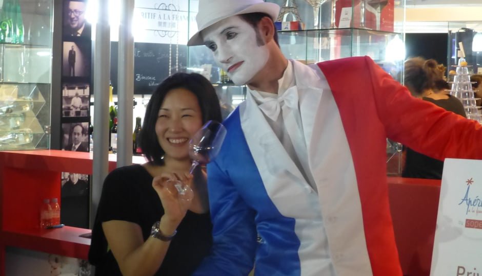 FRENCH TRICOLOR STATUE MIME IN HONG KONG