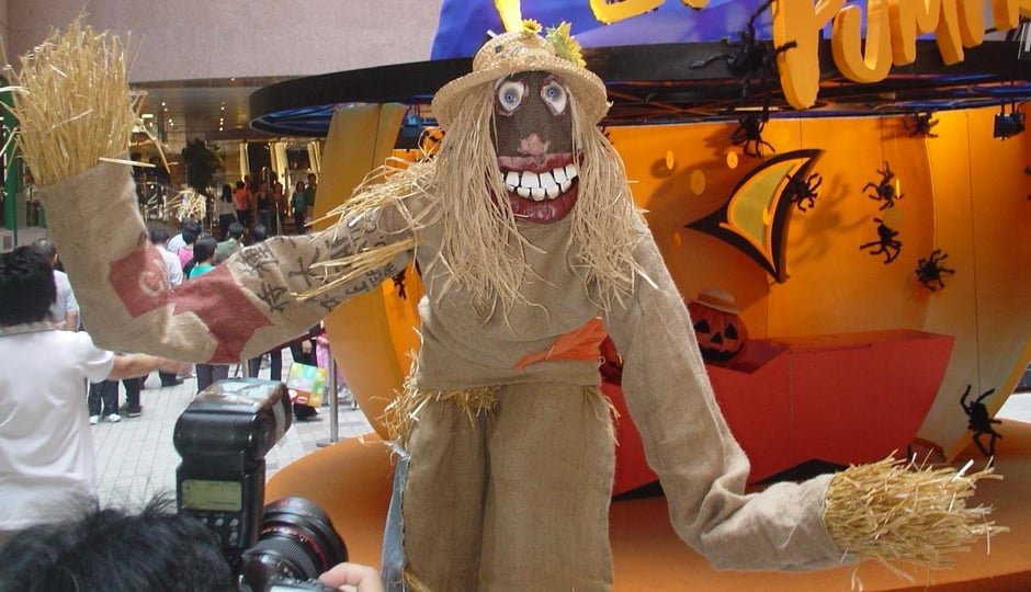 SCARECROW ON STITLS IN HONG KONG
