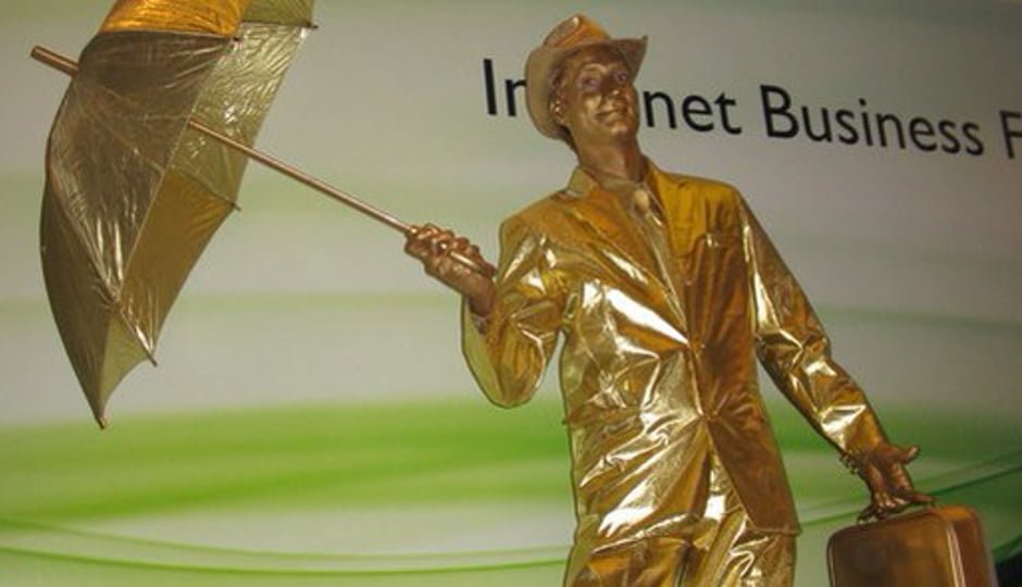 GOLDEN STATUE IN HONG KONG