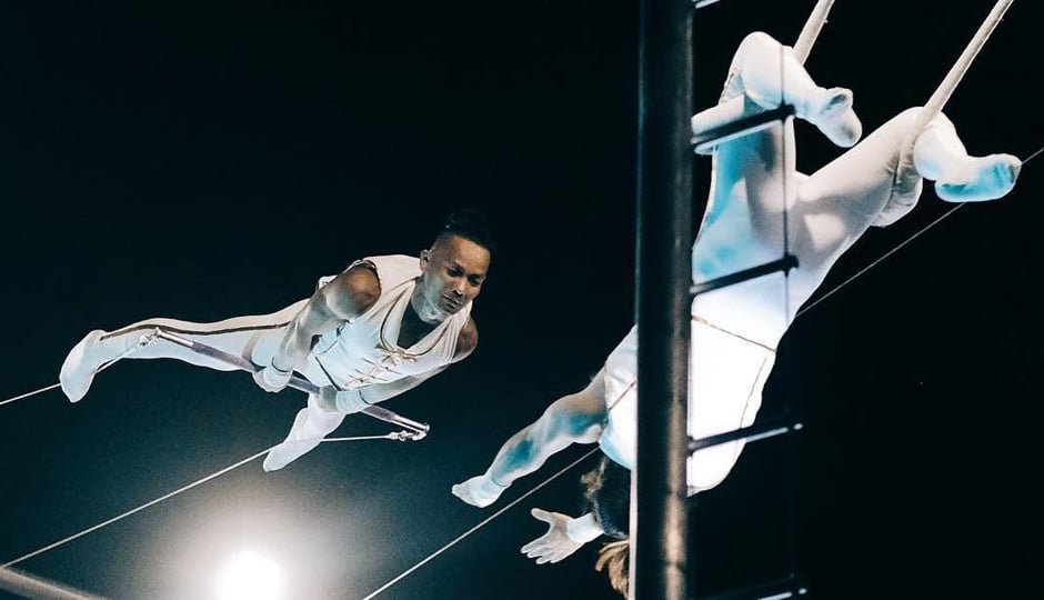 FLYING TRAPEZE TEAM BASED IN ASIA