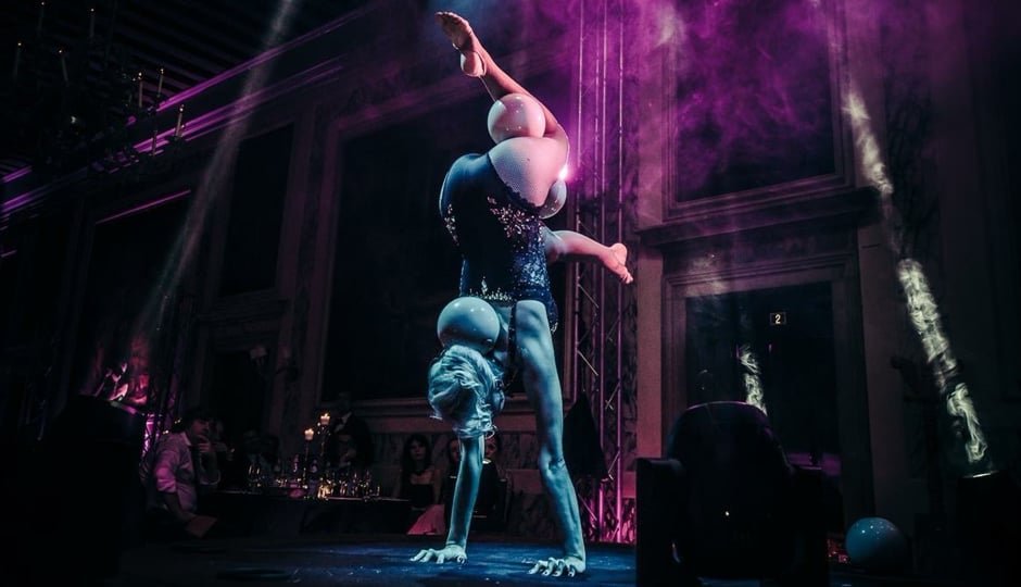 PRETTY BALL JUGGLER FOR EVENTS