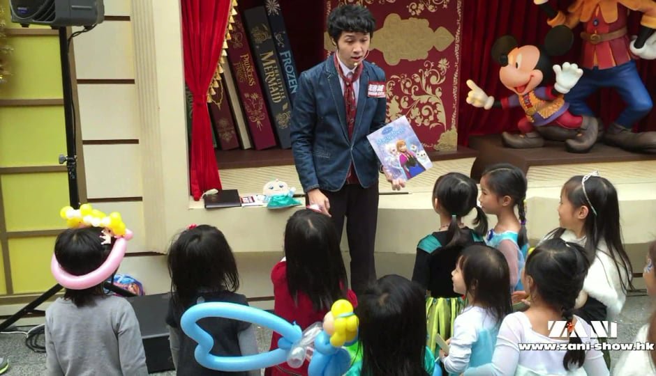 CHILDREN MAGICIAN IN HONG KONG MALL PERFORMANCE