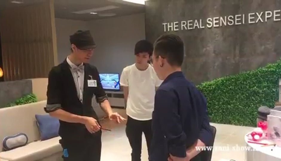 CLOSE UP MAGICIAN IN HONG KONG