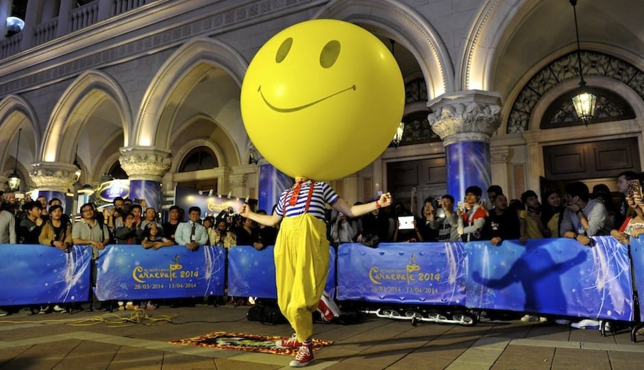 GIANT SMILEY & INTERACTIVE UNICYCLE SHOW