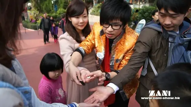 ROVING MAGICIAN AT THEME PARK